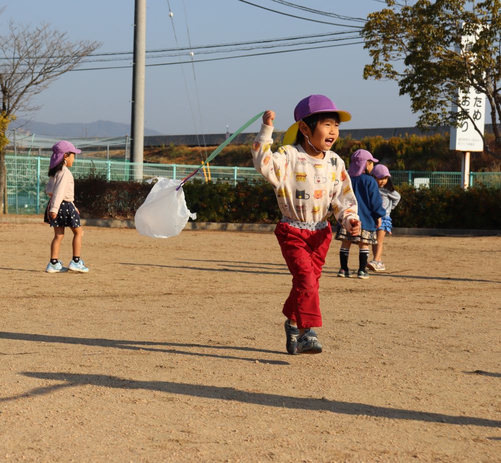 Ｈ君たちはこれまた自作の凧

他にも、しっぽ取りや転がしドッチ、鬼ごっこ等

子ども達は夢中で走りまわります

