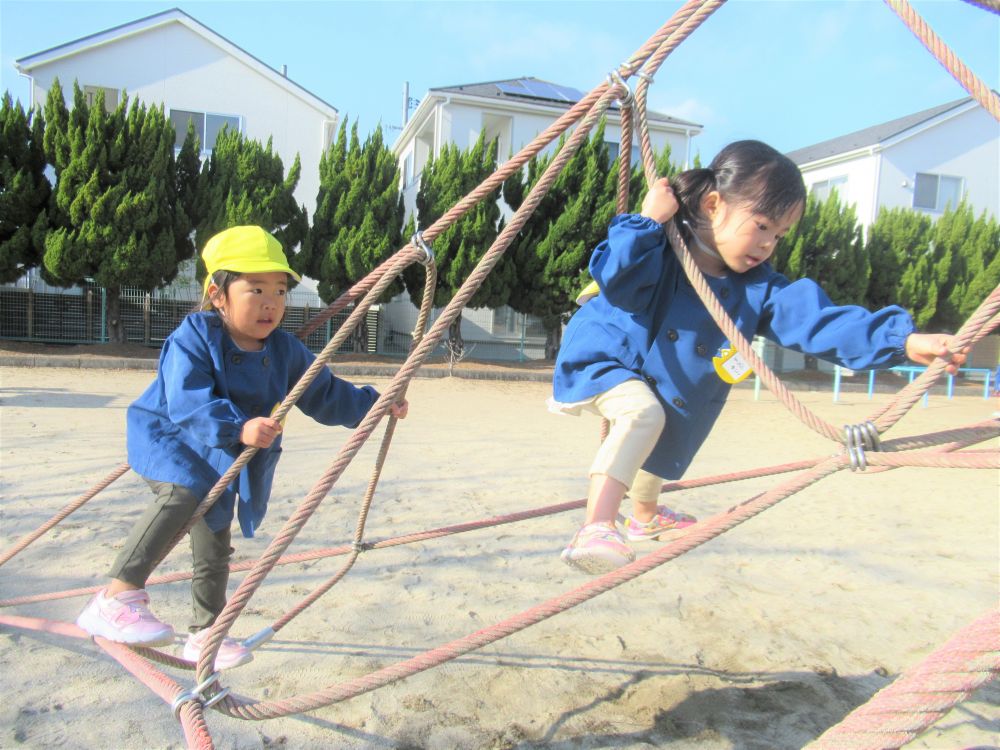 「そーっと下に降りるよ。」
落ちないように真剣な表情・・・

「ここに足を置いて、手はここを持って・・・」　と呟きながら一生懸命降りてくる子
一人一人の頑張りが素敵で応援したくなります♡

