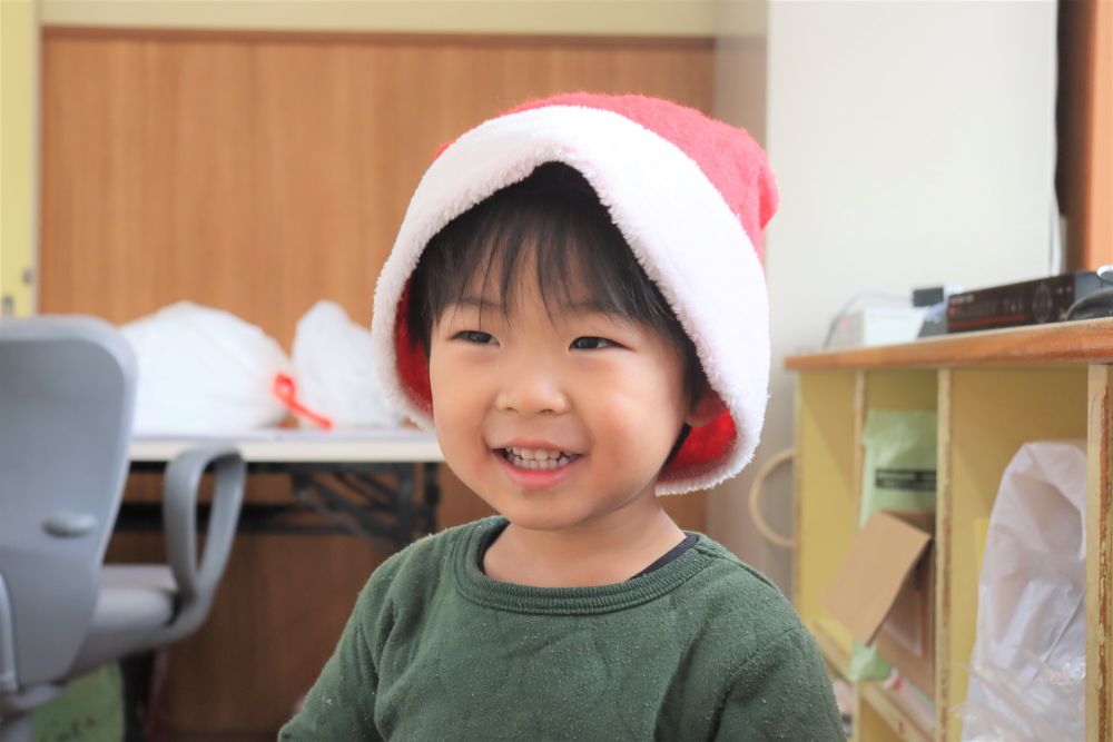 今日はクリスマスイブ☆

園では「クリスマス会」が行われます

2歳児Ｓ君
楽しい事が待ってそうな予感♪