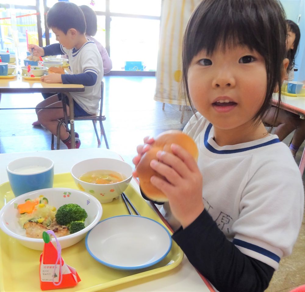 今日はクリスマスイブです☆
朝から子どもたちの様子もソワソワしているような・・・

｢きゅうしょくせんせーきょうのごはんはなにー？｣
｢今日はね、クリスマスメニューだよ！！楽しみにしていてね｣
｢えーやったーーー！！｣

普段あまり食べる事に興味がわかない子も今日は特別ですね♡


