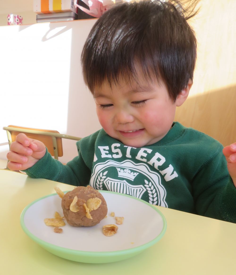 おやつの時間・・・
一つ一つ丁寧にとって食べました。

（ボクたちは給食の先生が作ったものを
　　　　　　　　　　　いただきました😋）