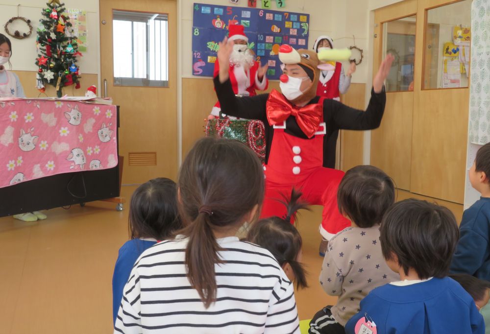 またまたすいみい保育園に
サンタさんが来てくれました🎅

一緒に歌ったり・・・
　♪まっかな おはなのトナカイさんは・・・♪