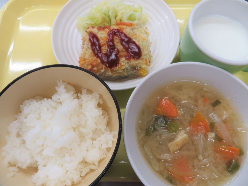 ご飯

スコップコロッケ

茹でキャベツ

切干大根のみそ汁

牛乳