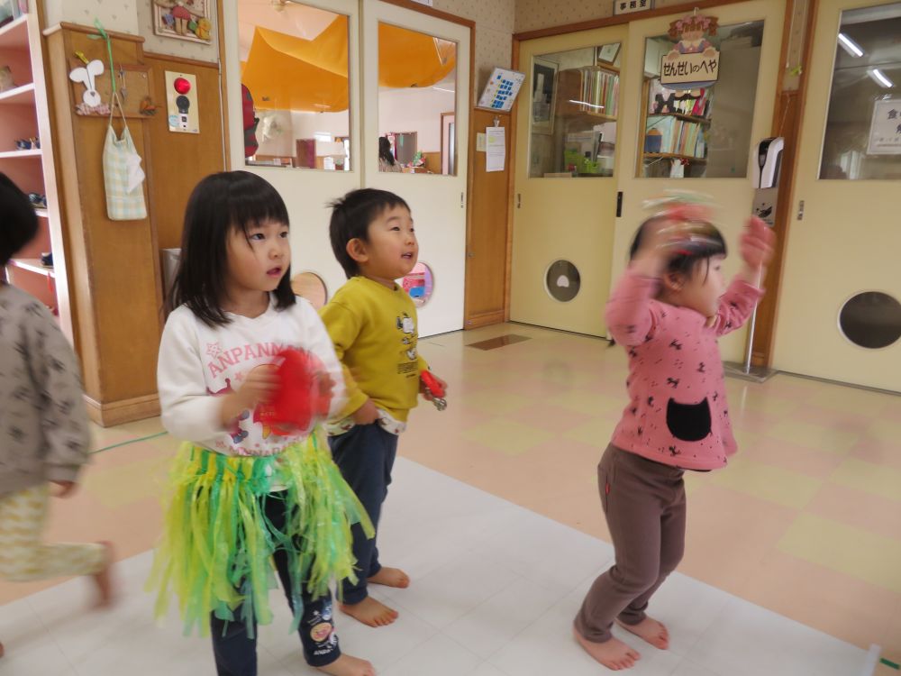 お誕生日会でサンタさんと一緒に
楽器を使って遊んだのが楽しくて楽しくて・・・
「これはどんな音なん?」
「これもしてみたい!!」と
CDに合わせて音を鳴らしたり
踊ったり・・・表現を楽しみます。
