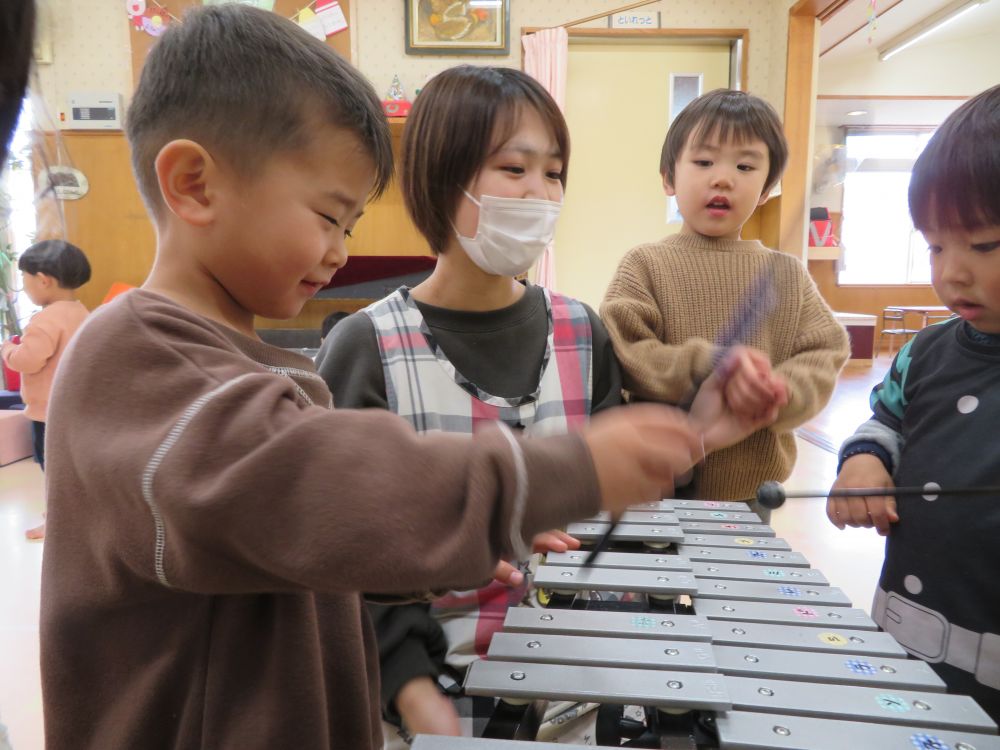 「これはなあに?」
見たことない楽器にも興味津々・・・♡
鉄琴のきれいな音に何度も
音を鳴らしてみたくなります。
『順番ね~!いーち、にーい・・・』と
子どもたち同士のやりとりで
バチが順番にまわります。