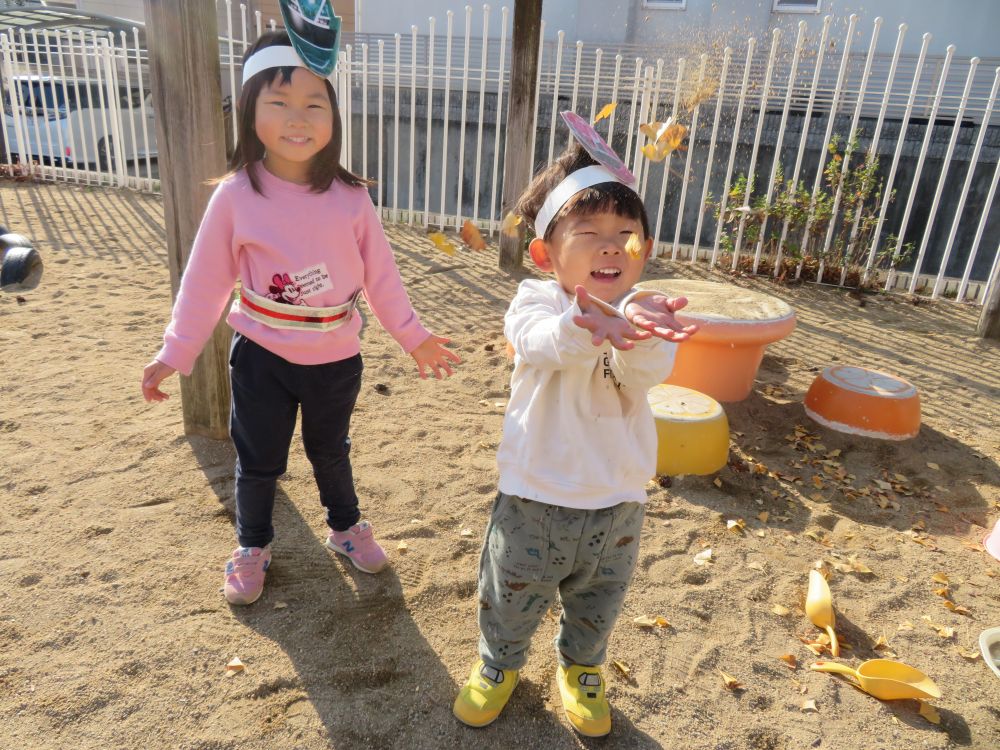自然物に触れて遊ぶ事も増えました。
葉っぱを投げてヒラヒラ~と
舞うのをみて楽しんだり
風がビューっと吹いた後の葉っぱの
動きを見たり・・・♡