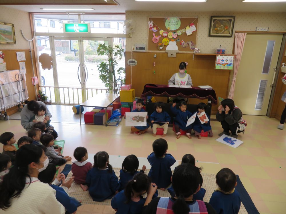 クマぐみさんのうた当番に憧れていたヒヨコ組さん。
念願のうた当番、始めました♪
「今日のお当番さんは~・・・」の先生の声にワクワクした子ども達の顔。自分のマークが出て名前を呼ばれるのを心待ちにしている様子が伝わってきます。