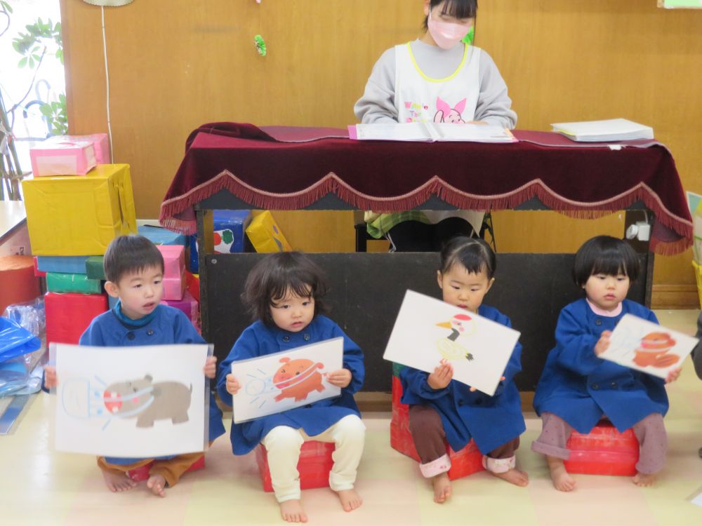 今年最後のお当番さんは、SくんとYくんとHちゃんとKちゃん。
今日のラインナップは「コンコンクシャン」「とんとんとんとんアンパンマン」「ゆきのこぼうず」
ピアノの前の当番席に座って、パネルやパペットを手に先生のお手伝いです。