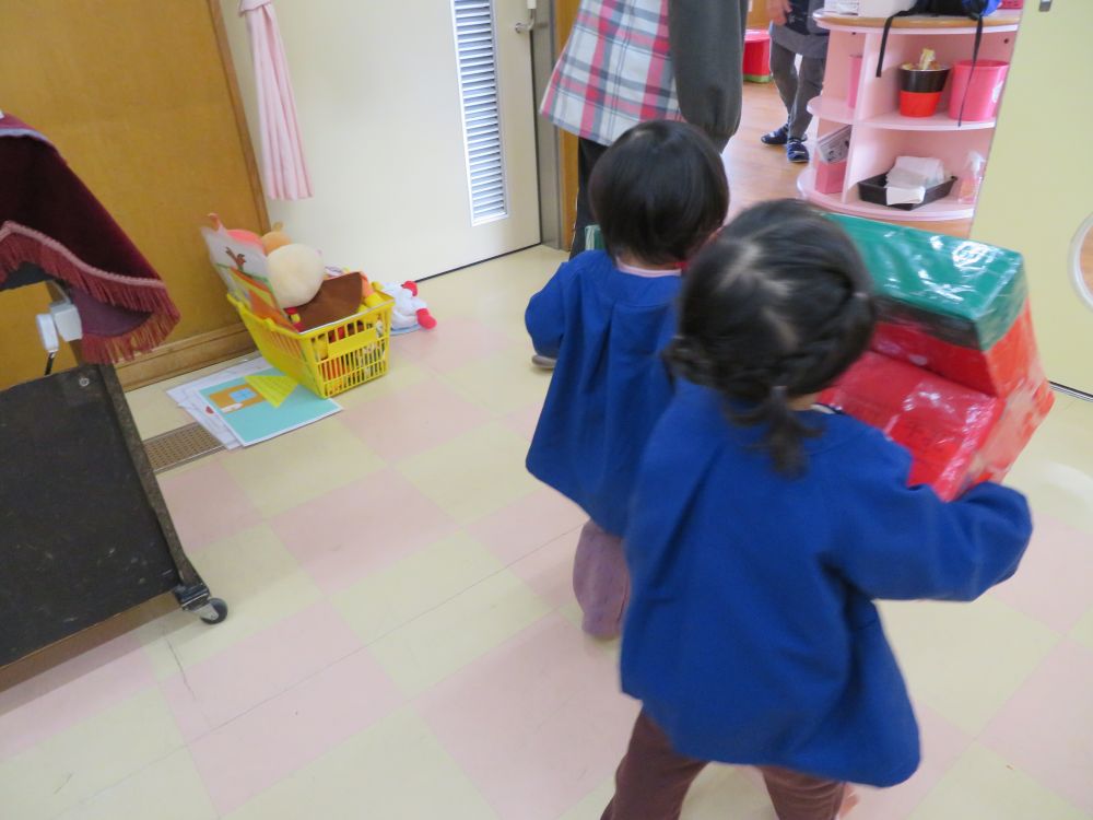 お当番が終わったら、座っていたイチゴの当番イスを自分で持ってお部屋に帰ります。
次のお当番が待ち遠しいヒヨコ組さんです。
来年もお当番、よろしくね♡