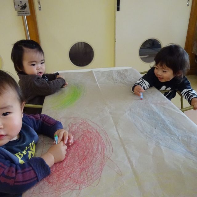 お絵かきだいすき！　　～ウサギ組　0歳児～