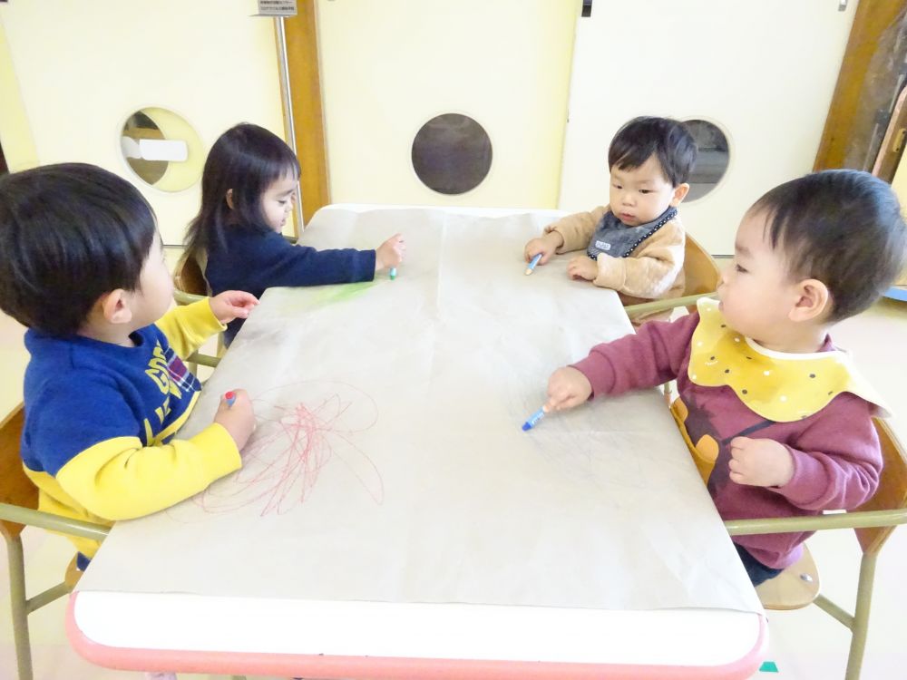 月齢の大きい子達を一緒のテーブルにしてみると・・・
お友達がどんな事をしているのか、
どんな絵を描いているのか・・・真剣な表情で見ています。