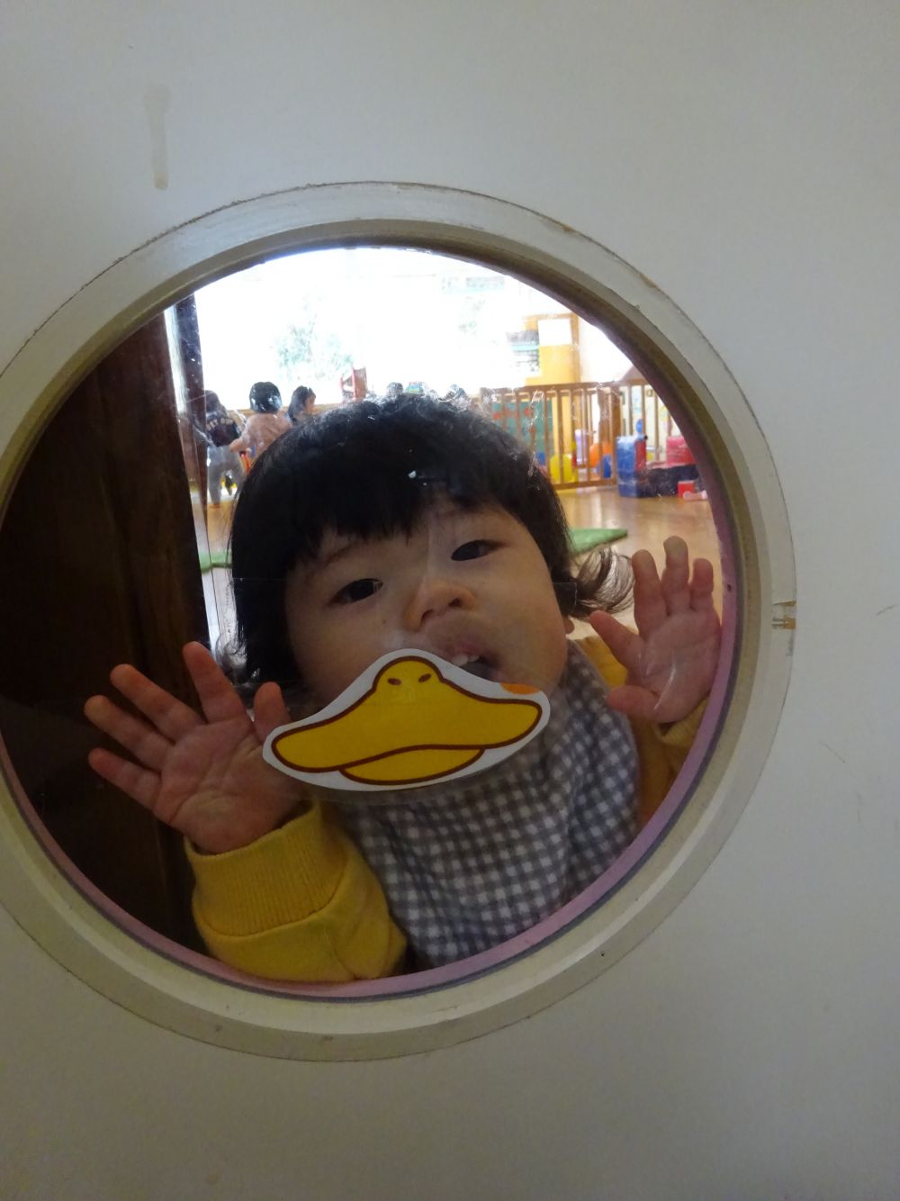 お部屋から一緒にやりたいなーと
のぞいているKくん。
お友達がやっていることなどよく見ている
子どもたちに保育者はいつもびっくりします。
このあと、K君も一緒にお絵かきができました。