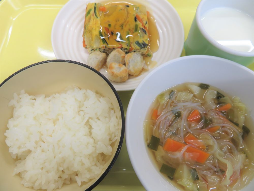 ご飯

あんかけ卵焼き

ベイクド里芋

春雨スープ

牛乳