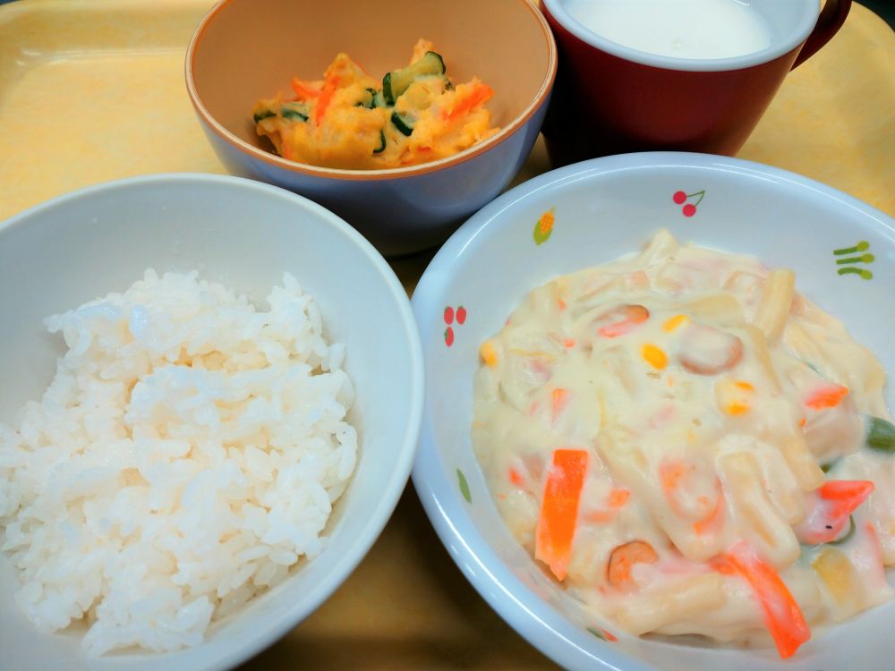 ご飯

マカロニクリーム煮

カレーポテトサラダ

牛乳