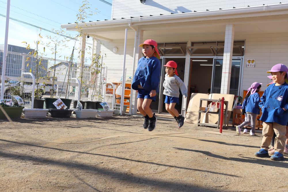 今年もいっぱい遊ぶぞぉ～！

園庭では元気に、そして華麗に大縄跳びをするＨ君と御Ｏ君
