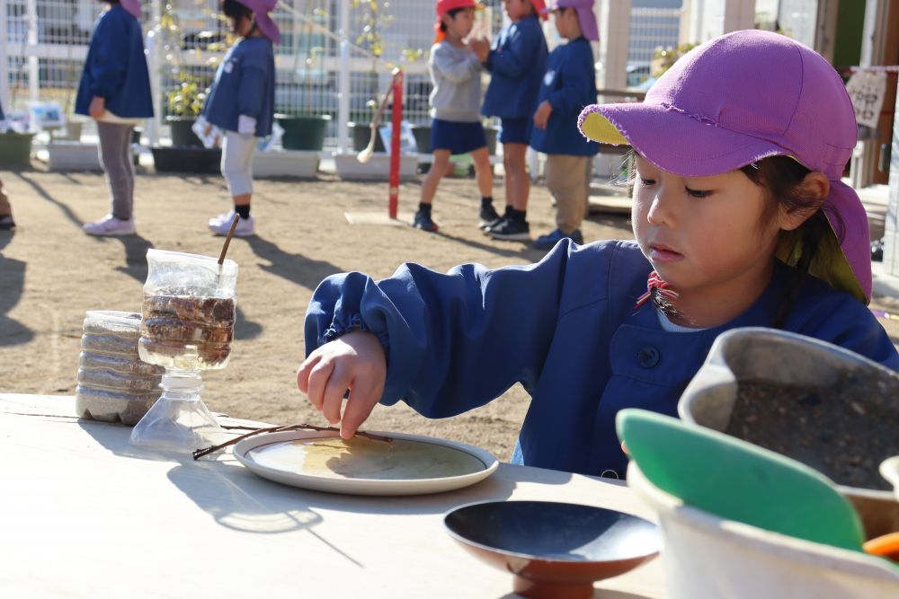 その横で、自然物を使いごちそう作り♡
どんどんと製作物も工夫が施され、オンリーワンの作品に！


感染症に気を付け、しっかりと子どもの成長を見守っていきたいと改めて感じます