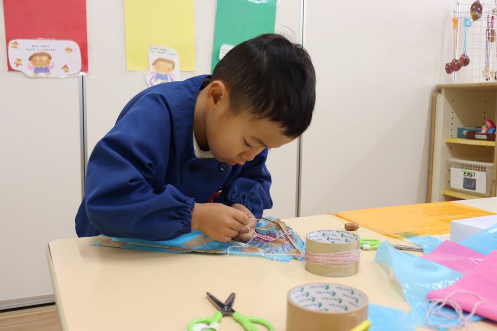 みんなぁ！
今日は高西公園に凧揚げにいこう！

じゃあ凧を作ろう！
出発は１時間後に！

ものすごい集中力で凧を作るA君
タコ糸を結ぶのもとても上手☆
彼はプライベートでよく魚釣りにも行くそうで、糸裁きは大人顔負けです