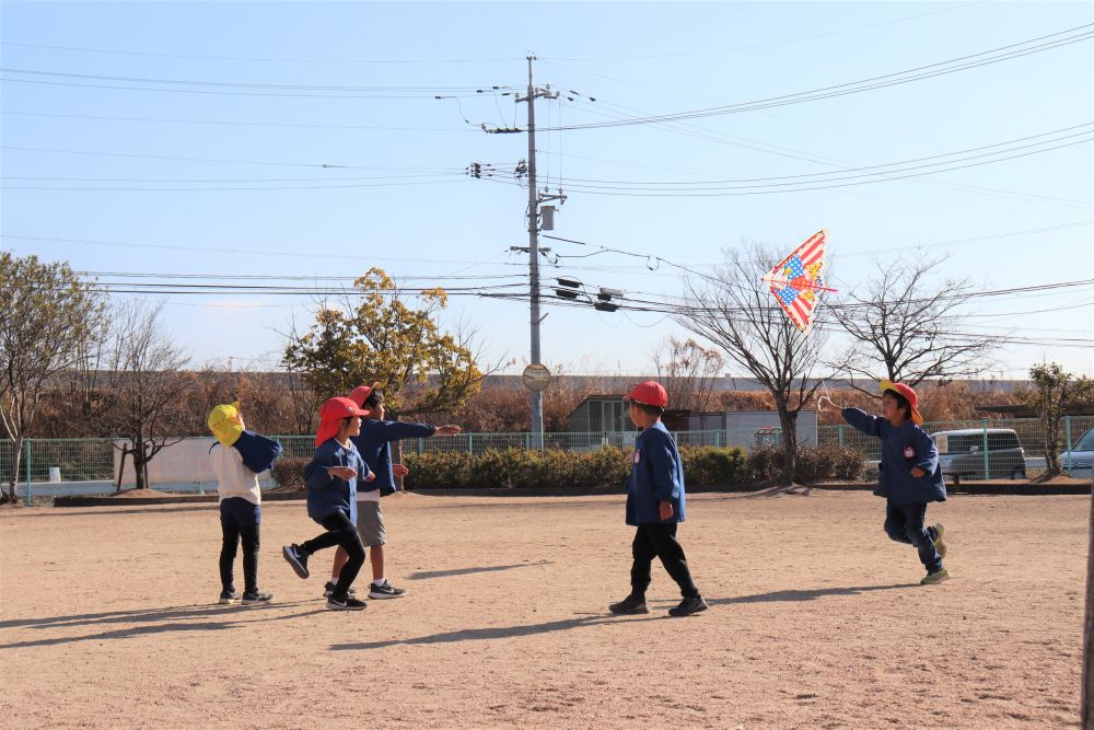 １つしかない凧を順番で使うキリン組さん

自分達で話し合い順番を決め、楽しく遊ぶ子ども達
保育者が話をしなくても、子ども達で話し合って決める、本当に成長を感じます