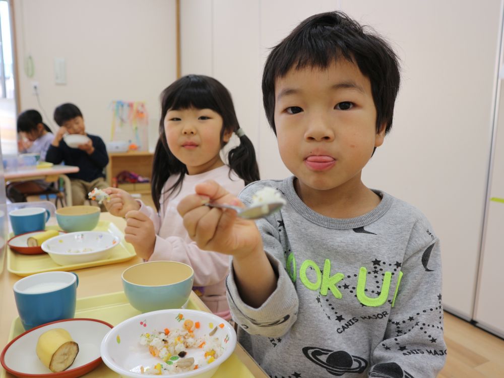 春の七草は、
せり・なずな・はこべら・ごぎょう・ほとけのざ・すずしろ・すずな、の七種類です。

子ども達には少し難しい名前のものもありますが、すずしろ（大根）とすずな（かぶ）の二つは「覚えられそう！」と言っていましたよ♪
七草の名前について、ご家庭でもぜひ話題に出してみてください☆

給食を食べながら、
「これが七草よね～」と探して楽しんでいる様子の子ども達。
「からっぽしたから、コロナにも負けんかねぇ」とお友達と話している子もいました。