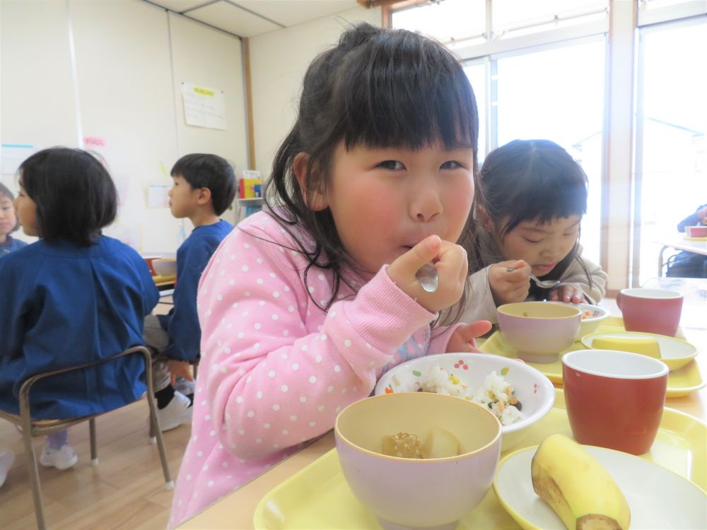 七草ご飯も、ゾウ組さんが園庭の畑で育てた大根の入った田楽も、
もりもりたべて完食です！！

今年も一年間、子ども達が元気で楽しく過ごせますように♡