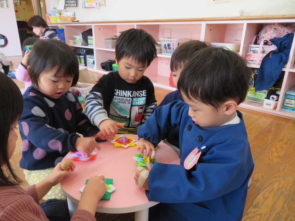 年が明け、
長いおやすみを終えた子どもたち。
園庭を走ったり、保育室では友達とお話を楽しんだり♡
元気いっぱいです。
コマをしたり…