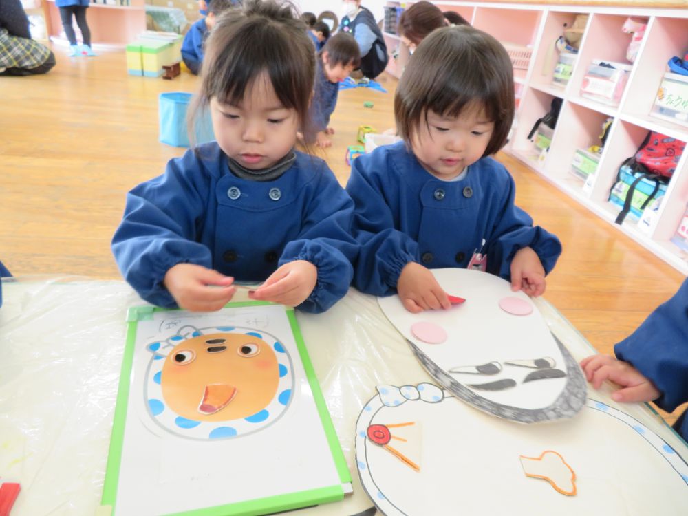 福笑いにも挑戦!
まだ目隠しはしませんが…
Mちゃん「めと、おくちとー。あとは、ま・ゆ・げ!」
Uちゃん「この子は、かわいいおくちよ♡」