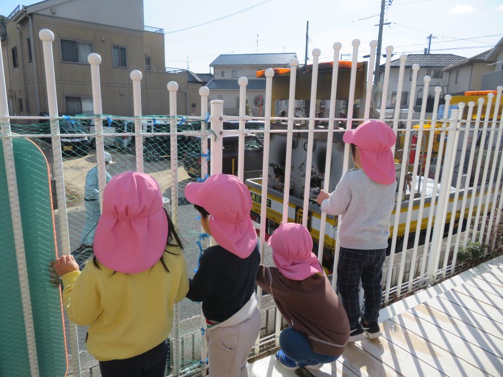 子ども達が園庭で遊んでいると、
大きな黄色いトラックがきたよ~!
「なんだなんだ!?」