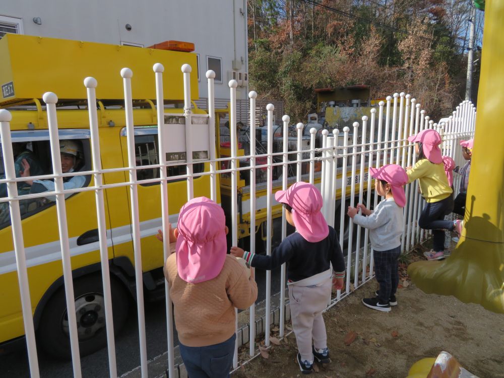 工事が終えると子ども達に手を振ってくれました。
「ありがとう~♡」
「ばいばーい!」
身の回りの働く車、かっこいいね!