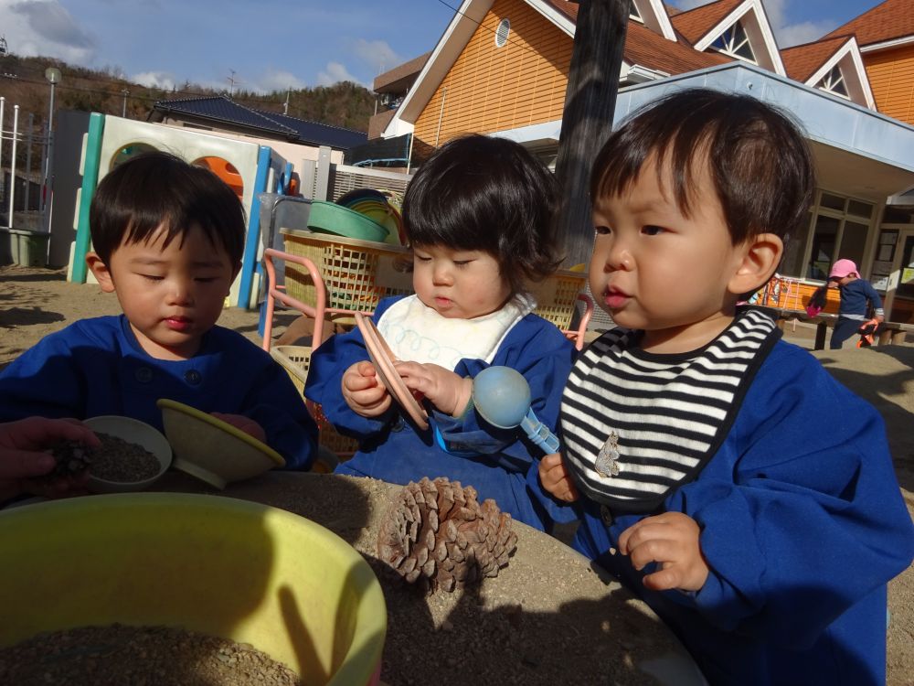 お外あそびでは仲良くごっこ遊び中。
先生達にはわからないけど、子ども達の中では
意思疎通が出来ていてみんなでお話しています♡