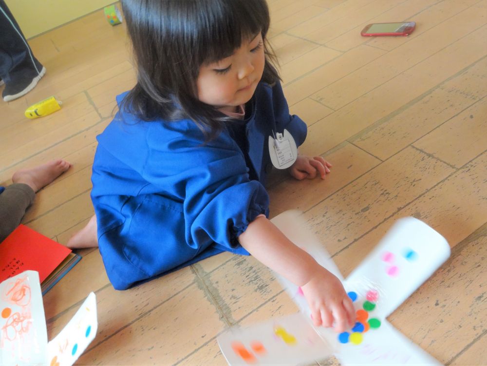 
お正月の遊びと言えば・・・
こま回しや凧揚げ・・　などなど
子どもたちが正月遊びを経験出来るよう環境を作っていきたいです



手作りのこま回しと凧を作ってみました

キャップにマークが付けてあるので、自分のを持って挑戦！
五本の指を使って上手に回していましたよ