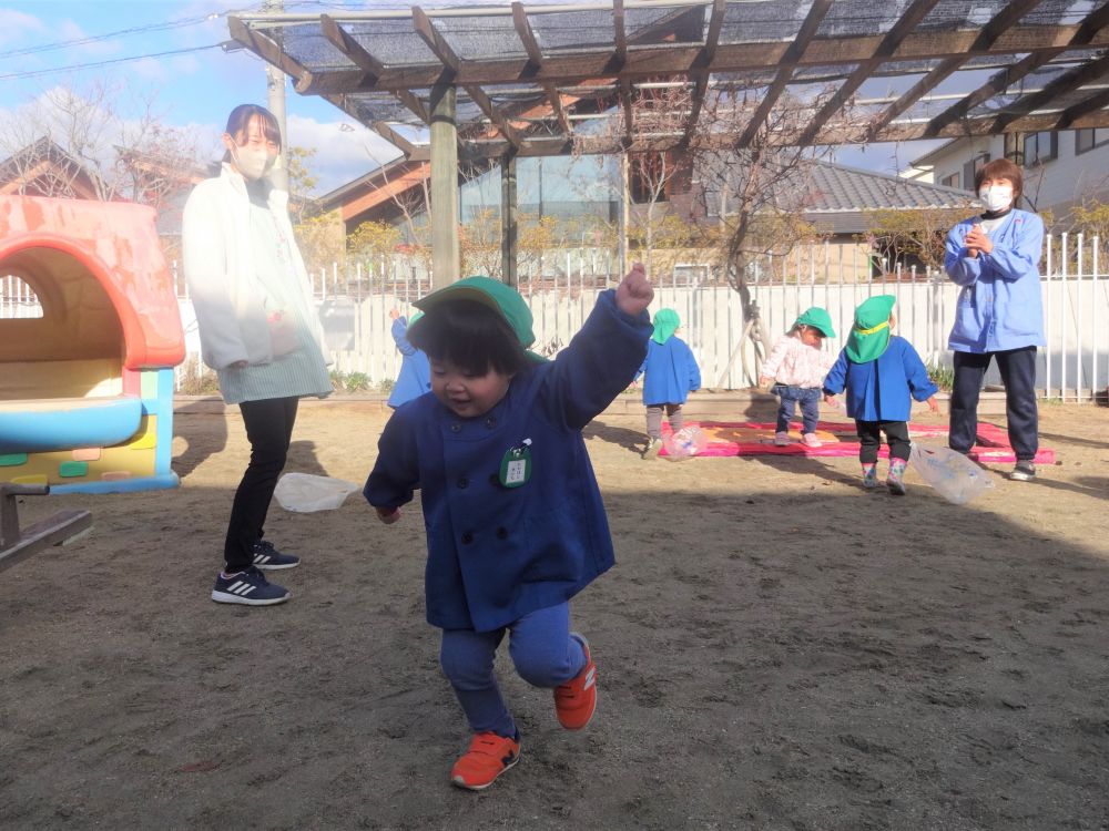 
園庭では凧揚げ・・・
「手を上にあげて走ってみてね～」と言うと
Rくんは凧を持ってない手を上にして走っているので、上にあるはずの凧が地面をはっていました
その様子に先生たちはほっこり♡