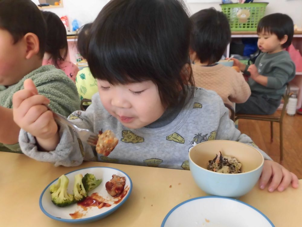 「次は何が入っているかな？」とワクワクするメニューでした☆

今日のハンバーグには「ウインナー」「ちくわ」「チーズ」の3種類の具材がありました。
1人2種類の具材が当たっているので、おうちでも何が当たったかぜひ聞いてみてくださいね♡