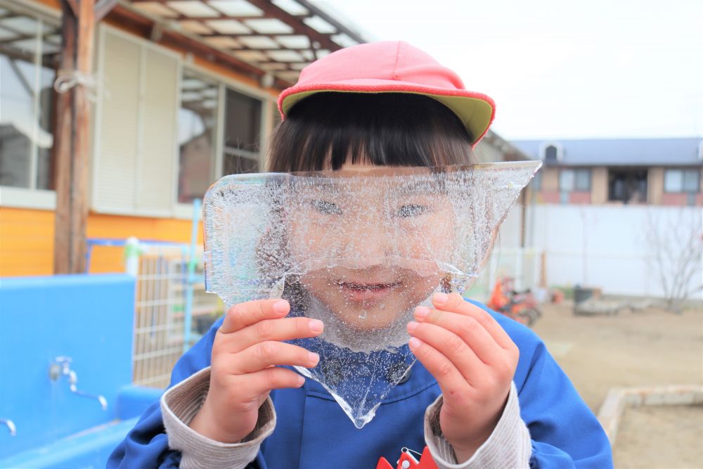 「冬」
園庭の樹木は落葉し、虫たちも全く見当たらないですが
身近な自然を見逃さない子ども達
昨日、廃材のカップや、バケツ等に水をためて一晩・・

