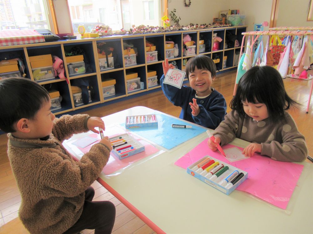 冬休みの間に家族とした遊び・・　いとこに教えてもらった遊びなど・・
休み明けの子どもたちはお休みの楽しかった出来事を友達と一緒に話し合い、言葉での伝え合いを楽しむ姿が以前よりも多く見られるようになってきました
みんながお休みで遊んだと言っていた、かるた遊びは手作りで楽しむことに♡
