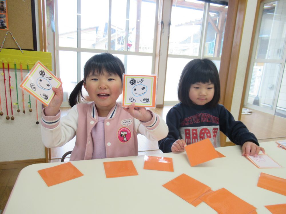 完成したかるたを使って遊んで楽しむみんな・・・
ルールは子ども達同士で決めるかるた遊び♡
同じカードを見つけて楽しむというルール
なんだかトランプで有名なあの遊びみたい・・・(笑)