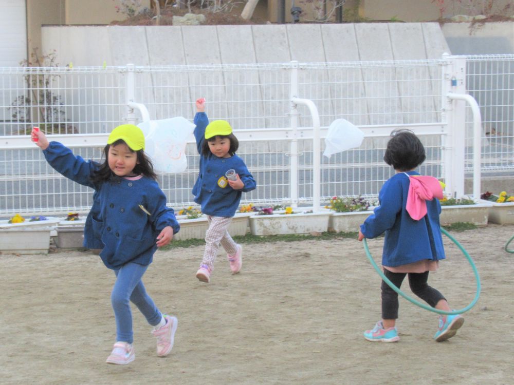 完成した凧を持って思いっきり園庭で走る！風を切って！
そんな今日の気温はマイナス一度であちらこちらで氷ができるようなそんな寒さ
でも寒さなんて関係ない！『走っていたらあったかいよ～♡』と子どもたち
子どもは風の子・・・という言葉がぴったり！