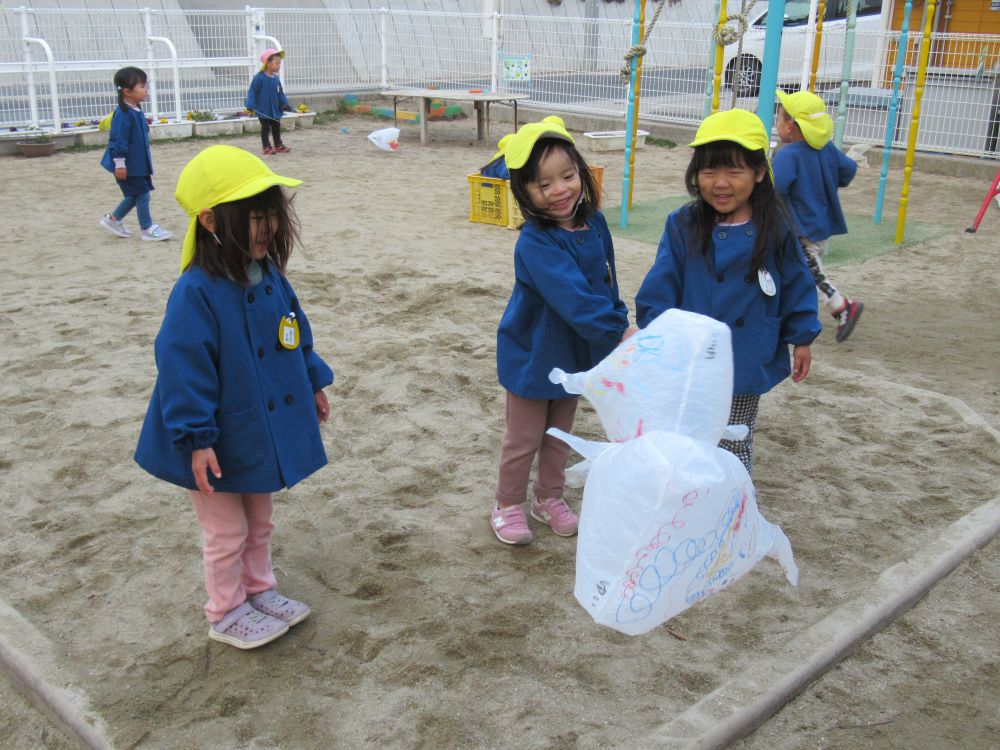 気が付いたら凧と凧が絡まって思わず笑ってしまうＹちゃんたち・・・
そんな姿も微笑ましい♡