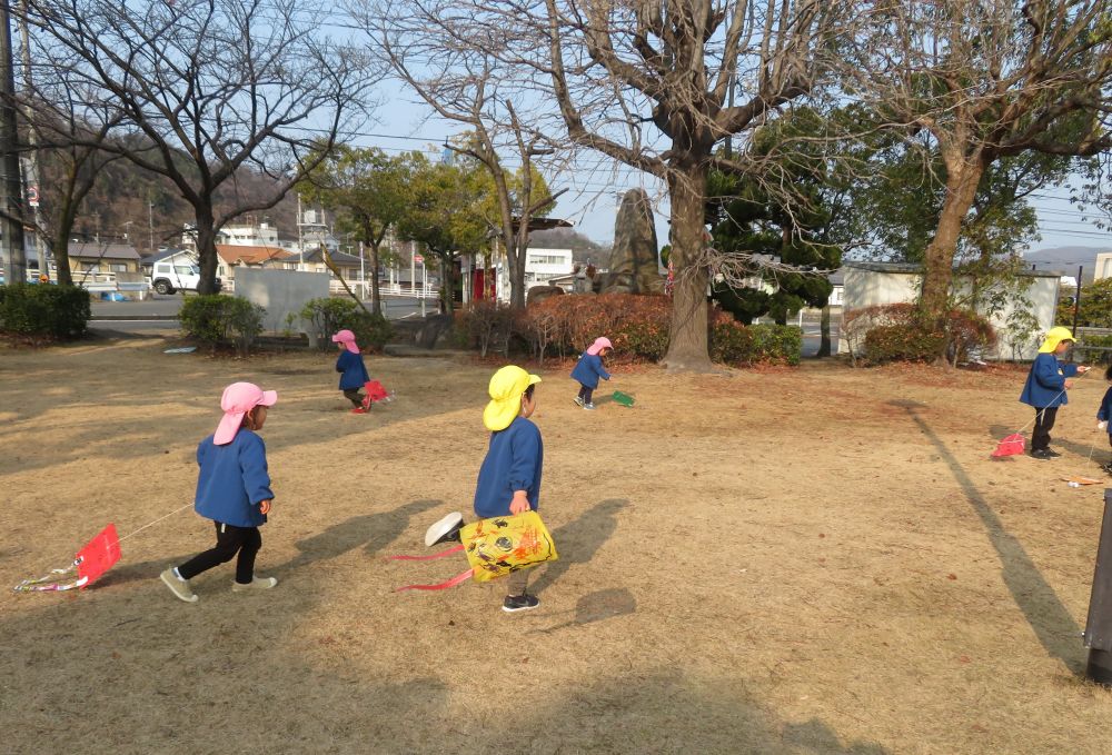 「はっぱが、ぜんぶなくなっとる！！」
「かぜが、ぜんぶおとしたんじゃない！？」
　　　いつもの公園、また感じが違います。
　
今日は、たこあげ🎵