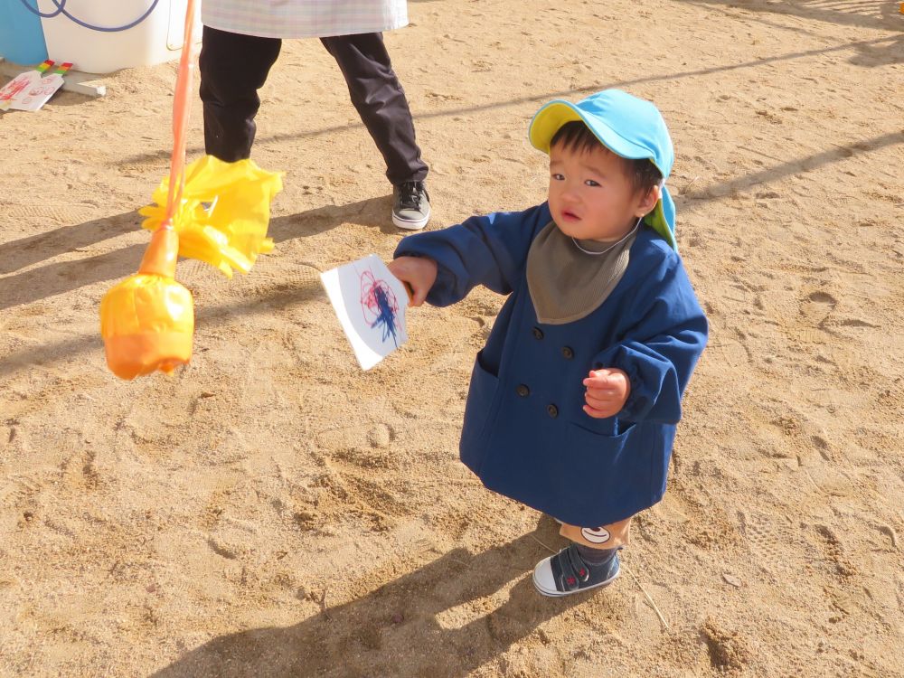 園庭にぶら下がった　”はね”
ウサギ組さんが、一生懸命
　当てようと頑張っています。
「せんせい、みてた? 　いま、あたったよ😁」