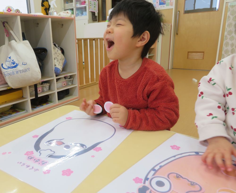 自分で作った”おかめちゃん”の顔を見て
　　大笑い😆
これぞ、本当の『福笑い』