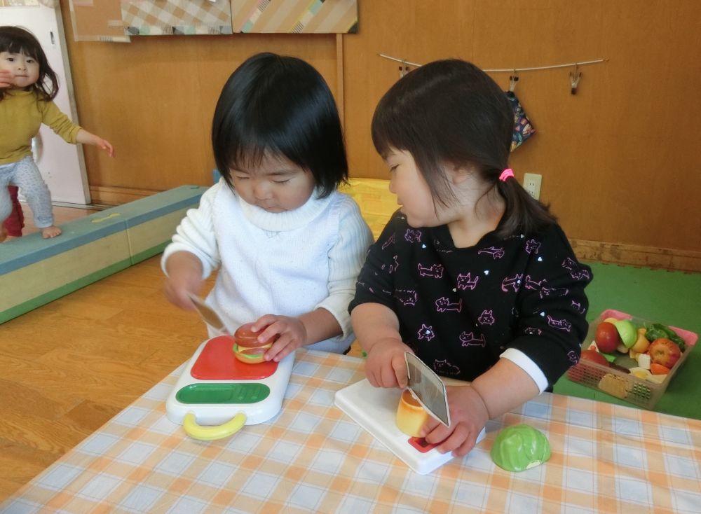 おままごとのツールを使って、思い思いに遊ぶ子どもたち。
包丁使って、おやさいトントン♪
「あら、お隣のお友達は何を作っているのかしら・・・」