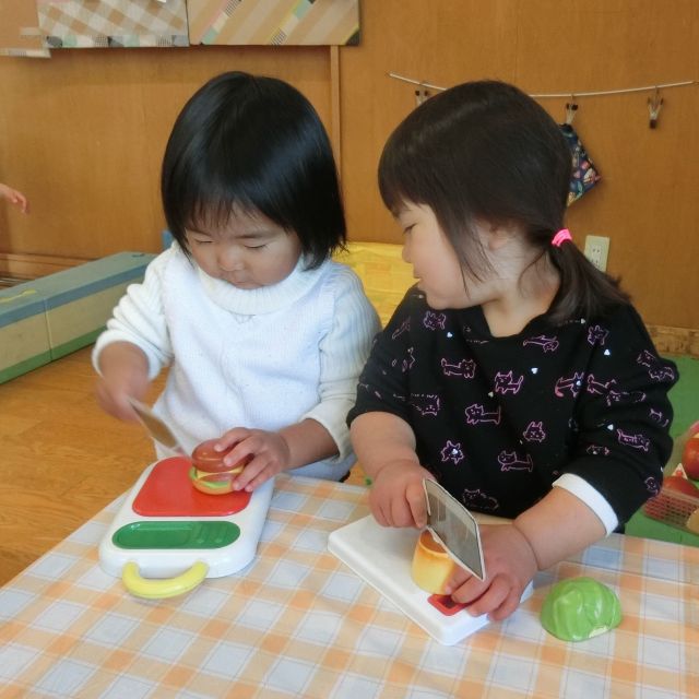 おてつだいなら　まかせて！！①　～ヒヨコ組　１歳児～