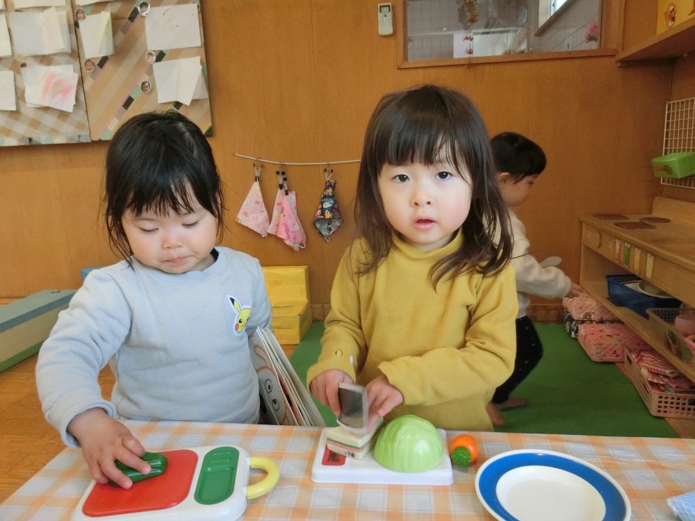 様子を見ていたIちゃんとMちゃんも包丁とまな板を持って来たよ。
今日のランチはサンドイッチに青椒肉絲・・・かな(^^)