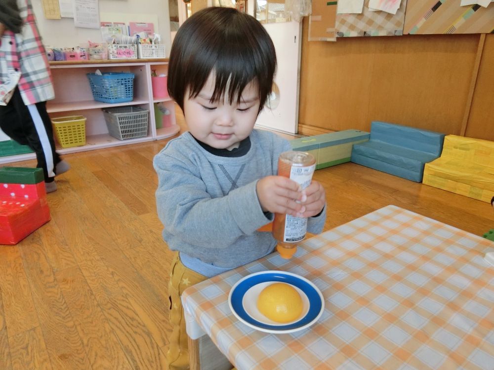 「もうちょっとまっててね。」
と、ソースをかけて仕上げ中のYくん。
「おいしくな~れ♡」の魔法のスパイスも忘れてないよ。