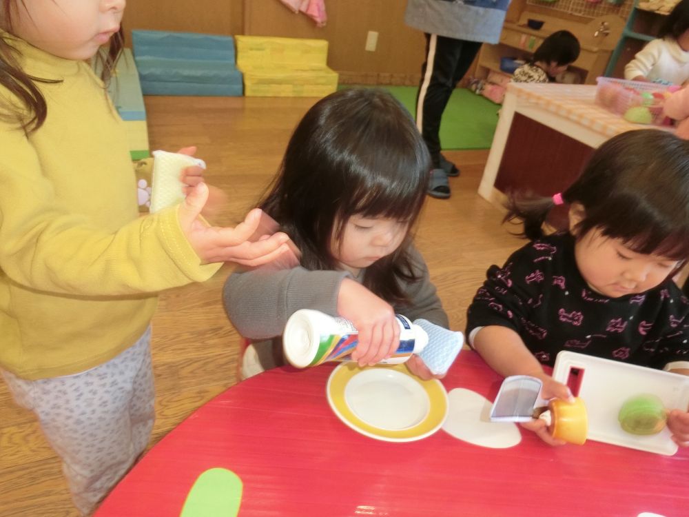 お料理やお掃除、赤ちゃんのお世話など、子どもは大人の様子をよく見ていますね。
スポンジに洗剤をつけてお皿洗いを始めたSちゃん。
表面をゴシゴシゴシ・・・