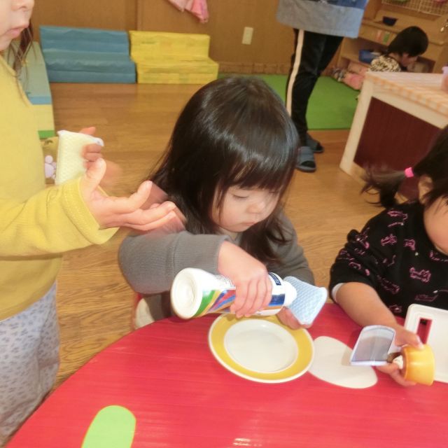 おてつだいなら、まかせて！！②　～ヒヨコ組　１歳児～