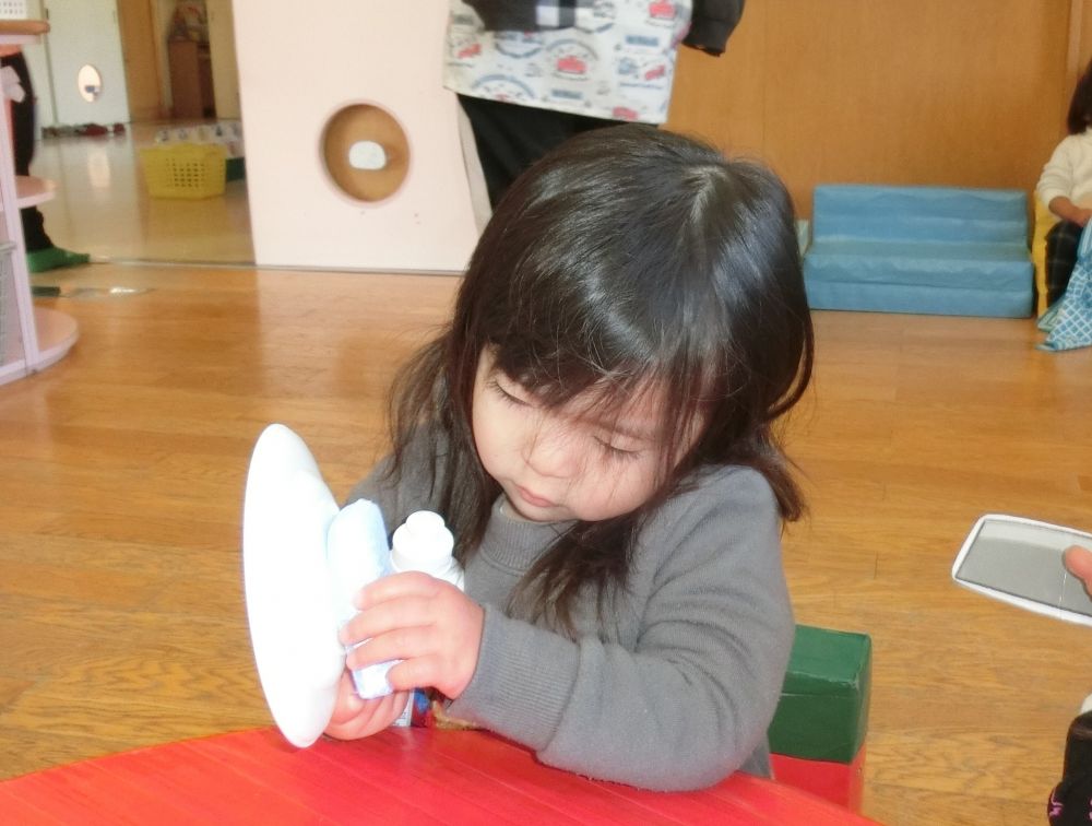 「うらも、しかっりあらって・・・と」
裏側もしっかりこすってピッカピカ✨
お皿洗いは、おまかせよ♪