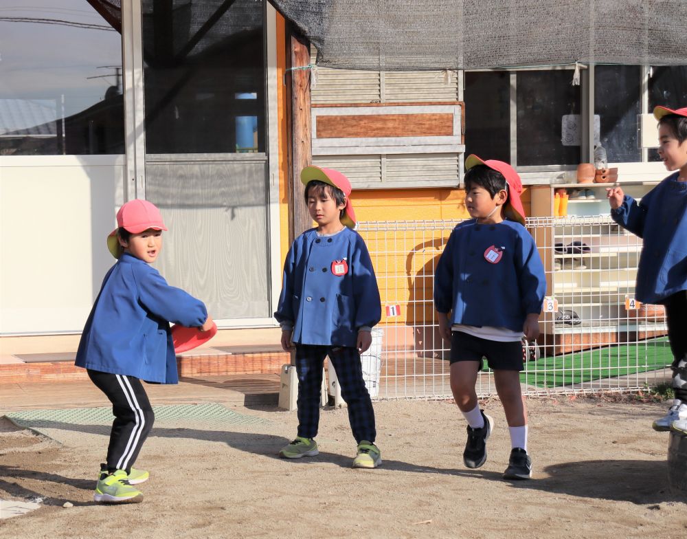 休み明け

園庭で元気に遊ぶキリン組
フリスビー遊び