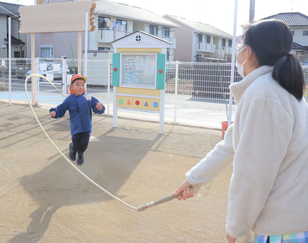 隣で大縄跳び

日に日に上手になる子ども達


この日はなんと「367回」という大記録
嬉しそうなＯ君　また一つ彼の中で自信が付き成長したように思います

