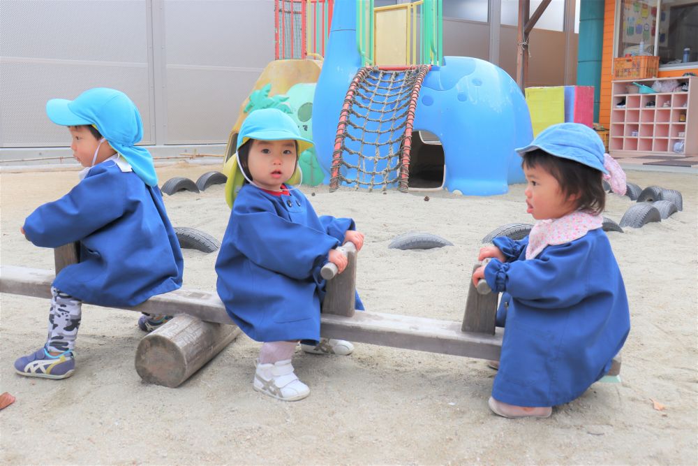 ０歳児ウサギ組

入園したときは、よちよち歩きだったけど
成長したなぁと感じつつ

友達と一緒♡